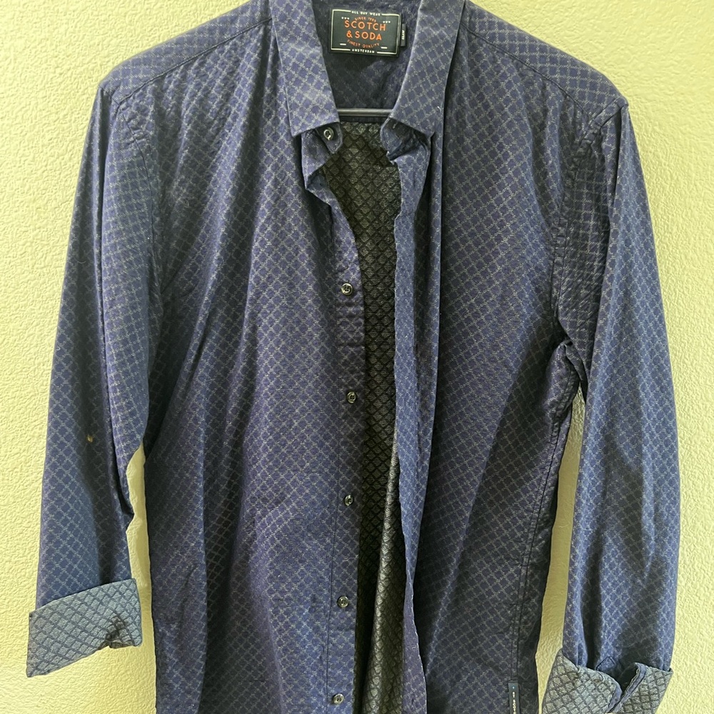 An older Scotch & Soda dress shirt lately used no stains or rips. Size medium - Picture 4 of 4